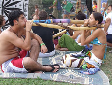 זוג מנגן על דיג'רידו בפסטיבל סוכות (צילום: איל שפירא)