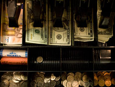 דולרים ואירו בקופה (צילום: Annie Tritt, GettyImages IL)