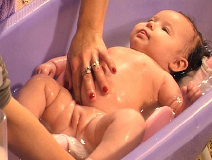 תינוק באמבט (צילום: mako)