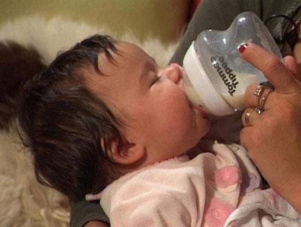 תינוקת שותה מבקבוק (צילום: mako)