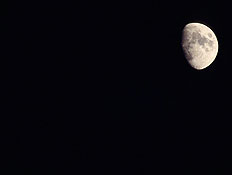 חצי ירח בלילה