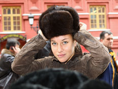 דומיניקה סיבולקובה עם כובע פרווה רוסי (צילום: Julian Finney, GettyImages IL)