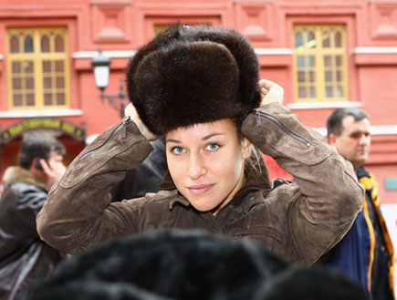דומיניקה סיבולקובה עם כובע פרווה רוסי (צילום: Julian Finney, GettyImages IL)