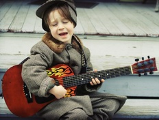 ילד עם גיטרה (צילום: ParkerDeen, Istock)