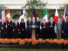 הנשיא בוש ושרי האוצר של ה-G7 (צילום: אלכס וונג, Getty images)
