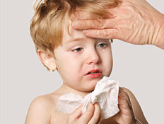 ילד עם ממחטה ודמעות (צילום: istockphoto)