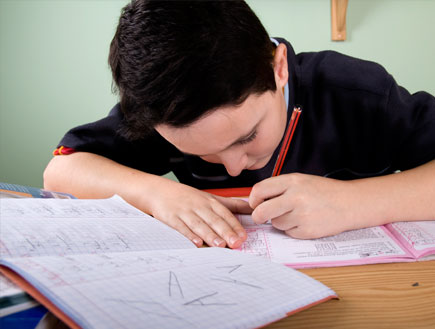 ילד כותב ביד שמאל (צילום: istockphoto)