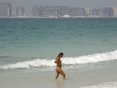 תיירת על חוף בדובאי (צילום: רויטרס1)