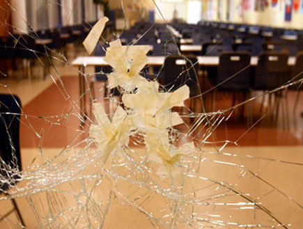 זכוכית שבורה (צילום: רויטרס)