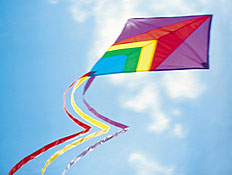 עפיפון צבעוני ברקע שמיים (צילום: Photodisc, GettyImages IL)