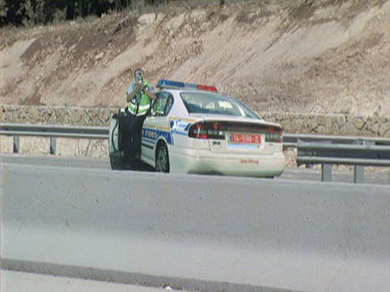 שוטר בטיחות עם מד מהירות (צילום: חדשות)