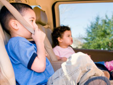 ילדים חגורים ברכב (צילום: Blue_Cutler, Istock)