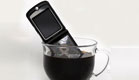 טלפון בכוס קפה (צילום: istockphoto)