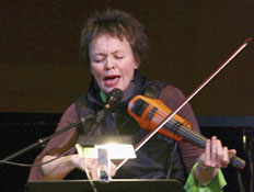 לורי אנדרסון כינור בהופעה (צילום: Scott Wintrow, GettyImages IL)
