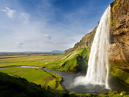 מפל ואדמה באיסלנד (צילום: Michael Utech, Istock)