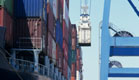 מטעינים סחורה על אניית משא (צילום: Getty Images, GettyImages IL)