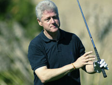 ביל קלינטון משחק גולף (צילום: Scott Halleran, GettyImages IL)