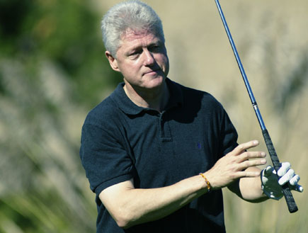 ביל קלינטון משחק גולף (צילום: Scott Halleran, GettyImages IL)