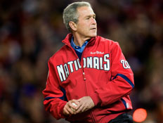 ג'ורג' בוש משחק בייסבול (צילום: Brendan Smialowski, GettyImages IL)