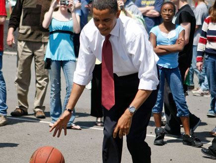 ברק אובאמה משחק כדורסל (צילום: Mark Wilson, GettyImages IL)