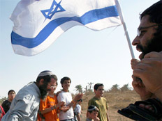ישראלים חלקם מפוני גוש קטיף צועדים לציון שנתיים להתנתקות (צילום: רויטרס)