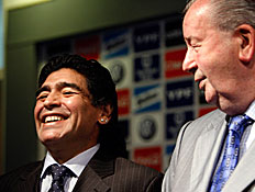 מראדונה עם נשיא התאחדות הכדורגל בארגנטינה (צילום: רויטרס)