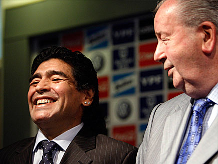 מראדונה עם נשיא התאחדות הכדורגל בארגנטינה (צילום: רויטרס)