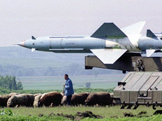 רעה צאן על רקע טיל רוסי (צילום: רויטרס)