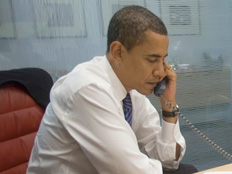 אובמה בטלפון בשיקגו עם מנהיגי העולם (צילום: רויטרס)