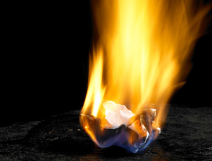 נייר נשרף (צילום: Achim Prill, Istock)