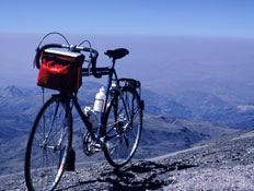 אופניים על רקע הרים (צילום: John Foxx, GettyImages IL)