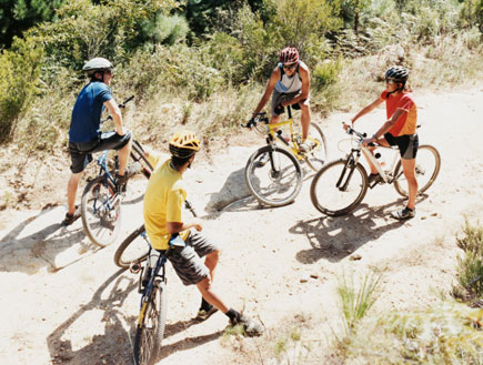 ארבעה אנשים על אופניים (צילום: Digital Vision., GettyImages IL)