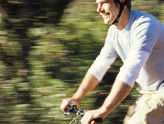 גבר רוכב על אופניים ומחייך (צילום: Getty Images/Stockbyte Platinum, GettyImages IL)