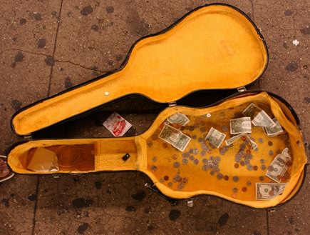 קייס גיטרה עם מטבעות (צילום: Spencer Platt, GettyImages IL)