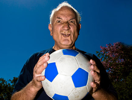 זקן משחק כדורגל (צילום: Mlenny, Istock)