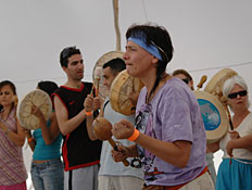 אישה בפסטיבל מאנאטרז (צילום: יח