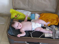 תינוקת במזוודה (צילום: לי רותם)