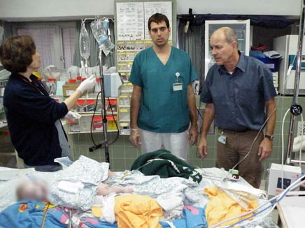 התינוקת בבית החולים (צילום: אלי דדון, חדשות)