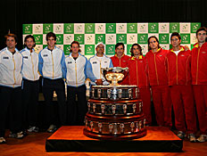 שחקני טניס מארגנטינה וספרד עם גביע דיוויס (צילום: Matthew Stockman, GettyImages IL)