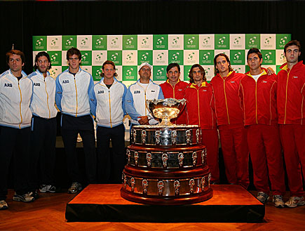 שחקני טניס מארגנטינה וספרד עם גביע דיוויס (צילום: Matthew Stockman, GettyImages IL)
