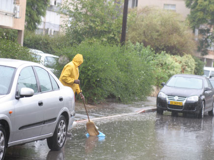 גשם חזק והצפה באור עקיבא (צילום: חדשות)