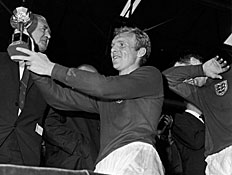 בובי מור מניף את גביע העולם ב-1966 (צילום: Central Press, GettyImages IL)