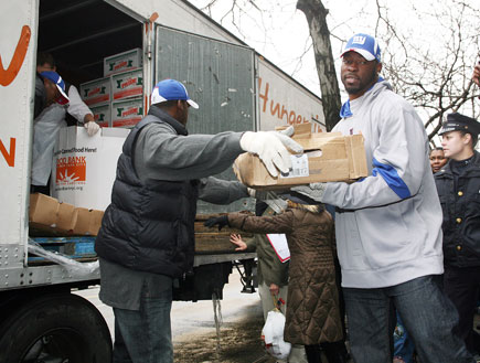שחקני הפוטבול של הניו יורק ג'ייאנטס עושים עבודת צדקה (צילום: Scott Gries, GettyImages IL)