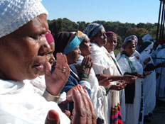 נשים אתיופיות מתפללות (צילום: אבי מספין)
