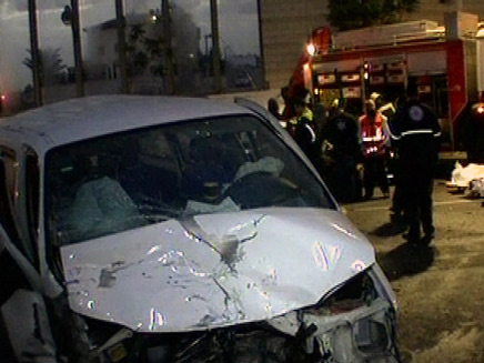 זירת התאונה בפ"ת, לפנות בוקר (צילום: חדשות)