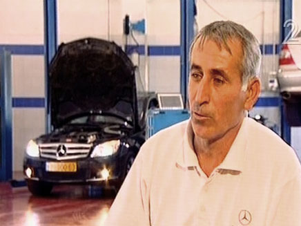זאהי ארמלי מתקן מכוניות (חדשות 2) (צילום: חדשות)