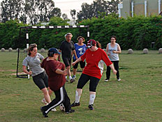 נשים גדולות משחקות כדורגל (צילום: באדיבות ד