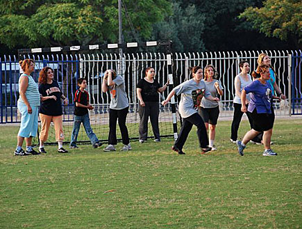 נשים גדולות משחקות כדורגל 3 (צילום: באדיבות ד