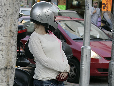 בהריון נשענת על האופנוע של אלון נוימן (צילום: אלעד דיין)