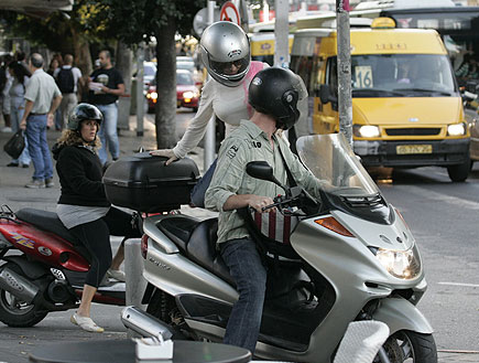 עלמה זק עולה על האופנוע עם אלון נוימן (צילום: אלעד דיין)
